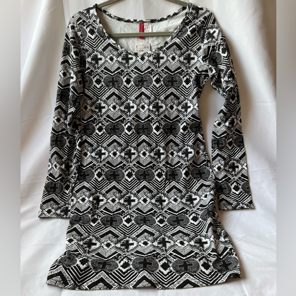 H&M: Divided | Medium Black and White Graphic Dress